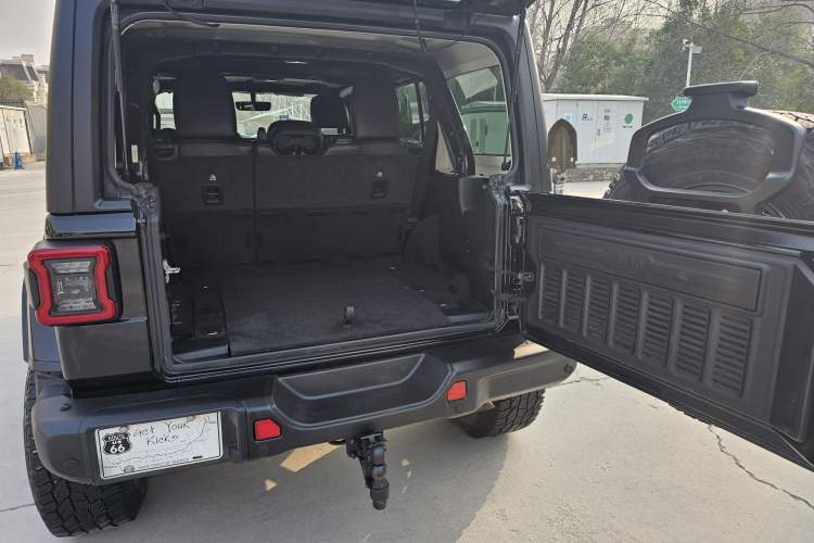Used Jeep Wrangler 2021 2.0T Sahara Four-Door Edition Interior 4