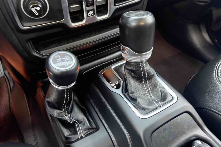 Used Jeep Wrangler 2021 2.0T Sahara Four-Door Edition Interior 4