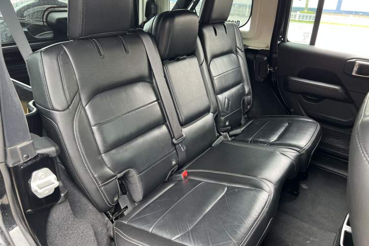 Used Jeep Wrangler 2021 2.0T Sahara Four-Door Edition Interior 4