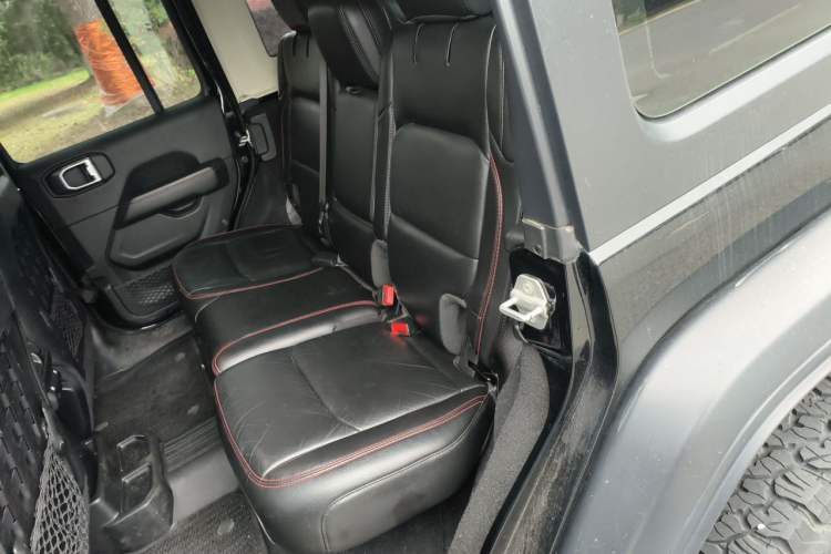 Used Jeep Wrangler 2021 2.0T Robin Hood Four-Door Edition Left Rear Seat