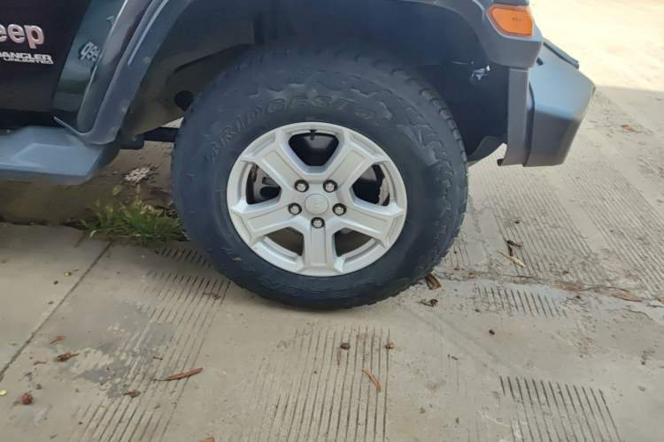 Used Jeep Wrangler 2021 2.0T Sahara Four-Door Edition Right Front Wheel Hub