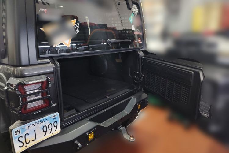 Used Jeep Wrangler 2021 2.0T Robin Hood Four-Door Edition Trunk