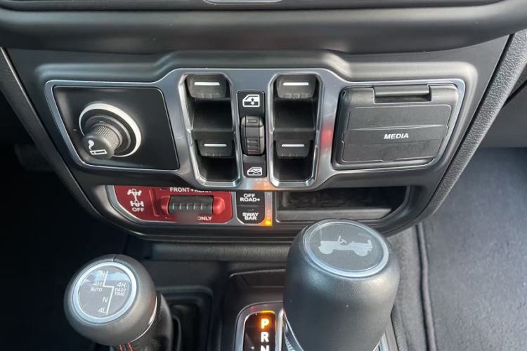 Used Jeep Wrangler 2021 2.0T Robin Hood Four-Door Edition Audio And AC Panel