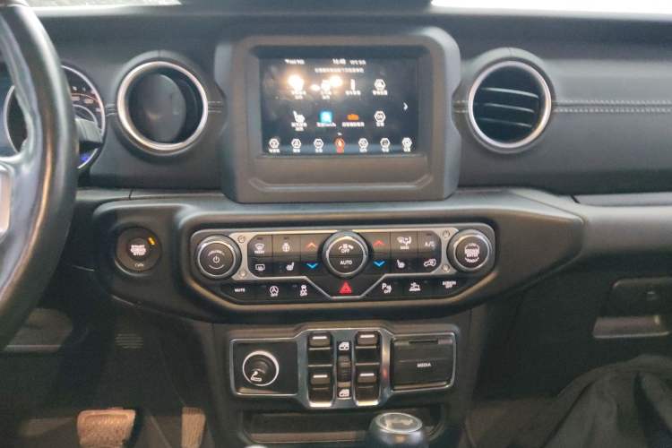 Used Jeep Wrangler 2021 2.0T Sahara Four-Door Edition Audio And AC Panel