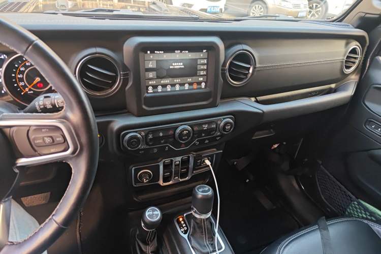 Used Jeep Wrangler 2021 2.0T Sahara Four-Door Edition Audio And AC Panel