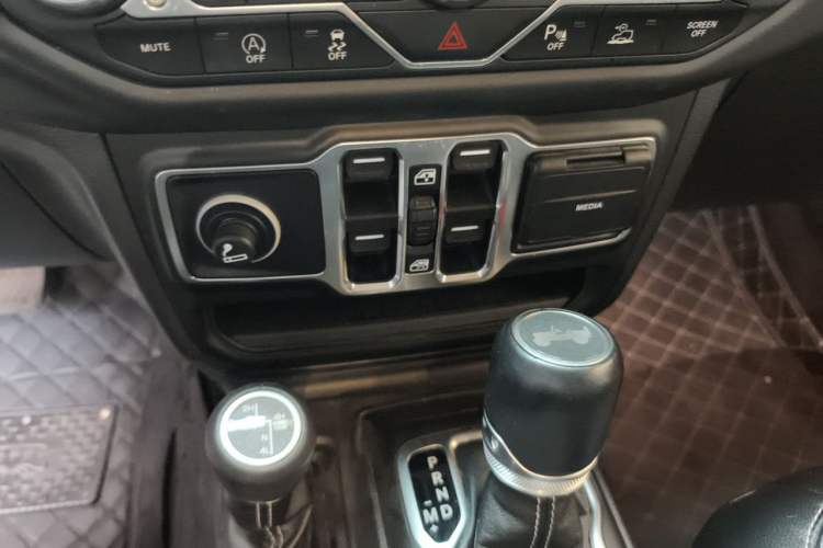 Used Jeep Wrangler 2021 2.0T Sahara Four-Door Edition Audio And AC Panel