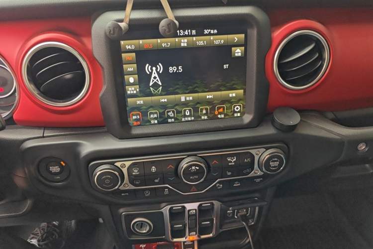 Used Jeep Wrangler 2021 2.0T Robin Hood Four-Door Edition Audio And AC Panel