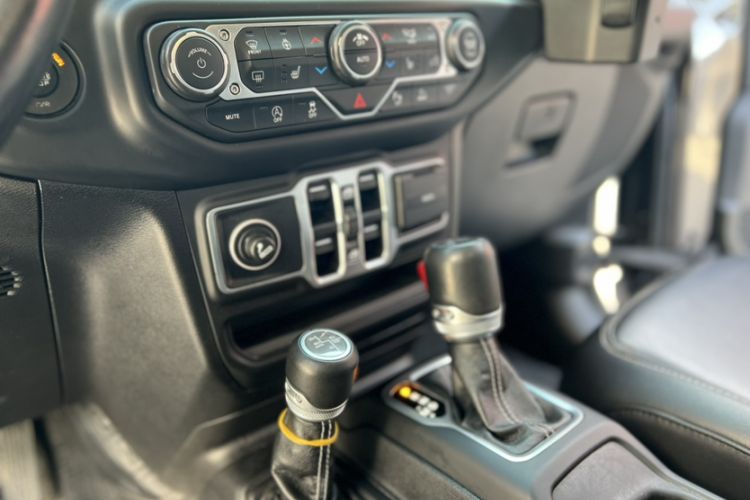 Used Jeep Wrangler 2021 2.0T Sahara Four-Door Edition Interior 1