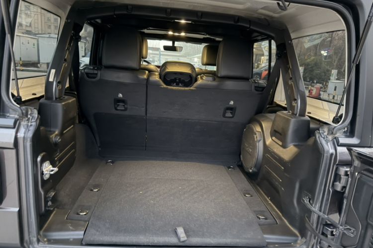 Used Jeep Wrangler 2021 2.0T Sahara Four-Door Edition Interior 9