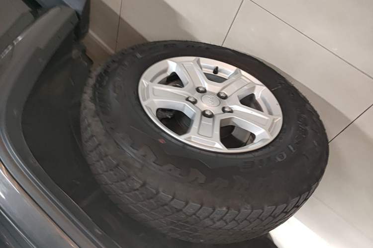Used Jeep Wrangler 2021 2.0T Sahara Four-Door Edition Left Front Wheel Hub