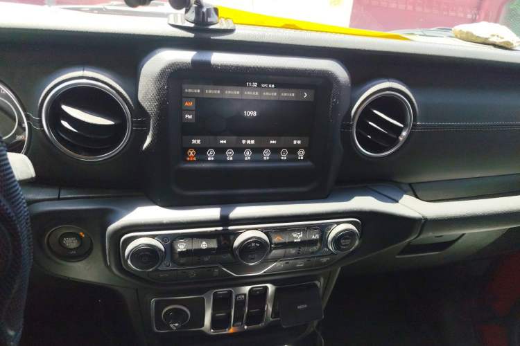 Used Jeep Wrangler 2021 2.0T Sahara Four-Door Edition Audio And AC Panel
