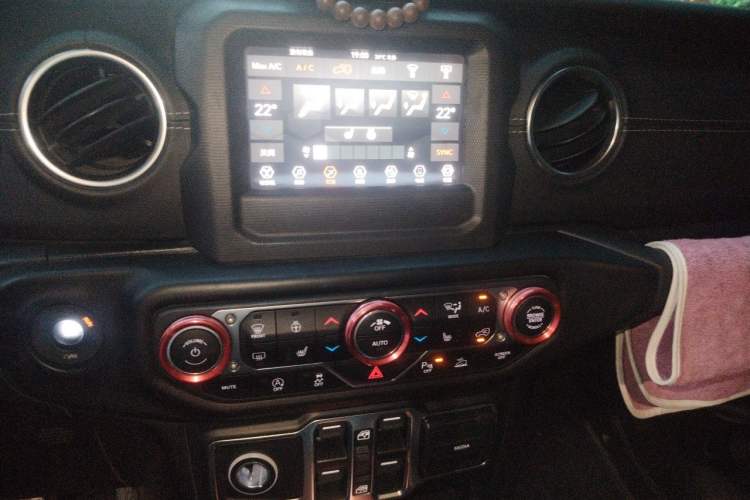 Used Jeep Wrangler 2021 2.0T Sahara Four-Door Edition Audio And AC Panel