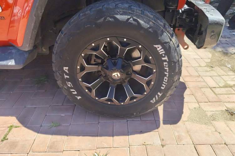 Used Jeep Wrangler 2021 2.0T Sahara Four-Door Edition Right Front Wheel Hub