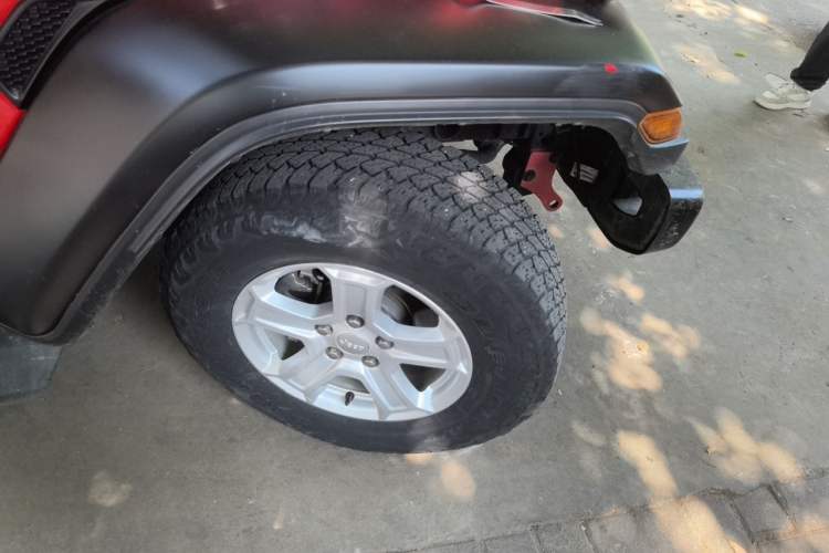 Used Jeep Wrangler 2021 2.0T Sahara Four-Door Edition Right Front Wheel Hub