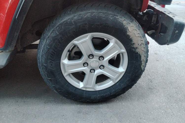 Used Jeep Wrangler 2021 2.0T Sahara Four-Door Edition Right Front Wheel Hub