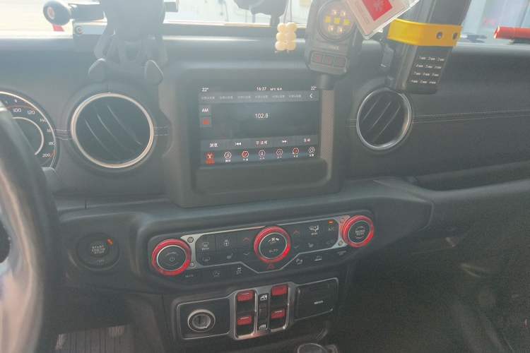 Used Jeep Wrangler 2021 2.0T Sahara Four-Door Edition Audio And AC Panel