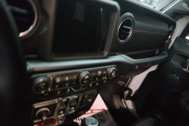 Used Jeep Wrangler 2021 2.0T Robin Hood two-door version Audio And AC Panel