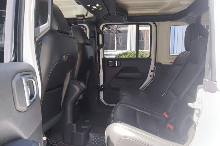 Used Jeep Wrangler 2021 2.0T Sahara Four-Door Edition Interior 4