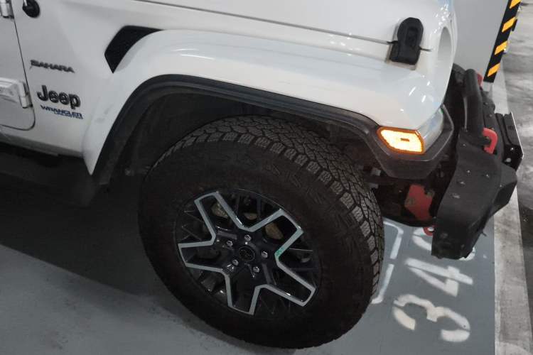 Used Jeep Wrangler 2021 2.0T Sahara Four-Door Edition Right Front Wheel Hub