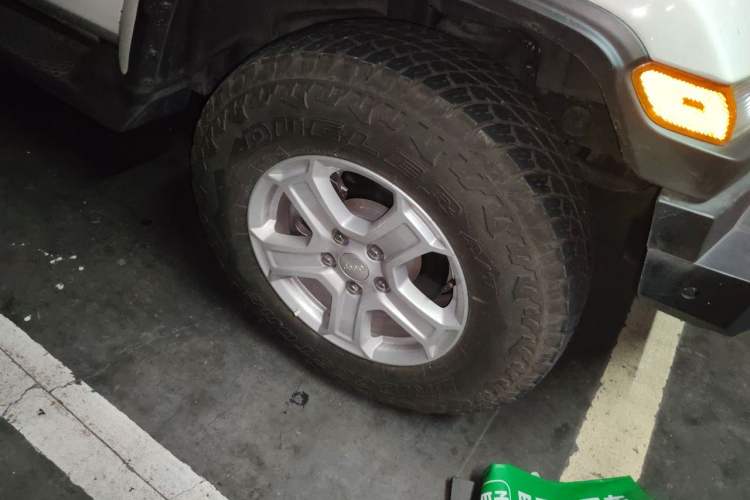 Used Jeep Wrangler 2021 2.0T Sahara Two-Door Edition Right Front Wheel Hub