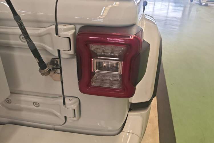 Used Jeep Wrangler 2021 2.0T Sahara Four-Door Edition Right Rear Taillight