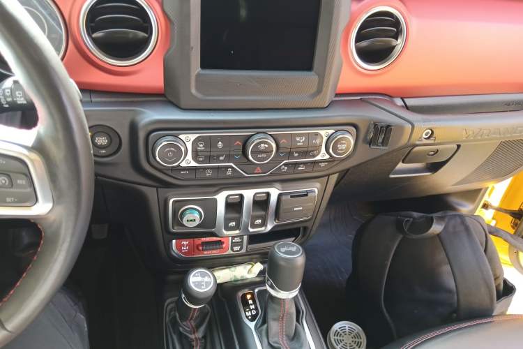 Used Jeep Wrangler 2021 2.0T Robin Hood two-door version Audio And AC Panel