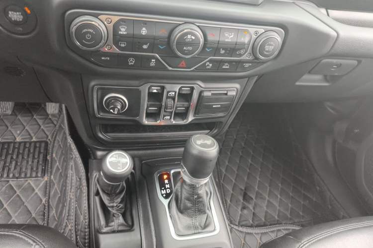 Used Jeep Wrangler 2022 2.0T High Altitude Four-Door Edition Audio And AC Panel