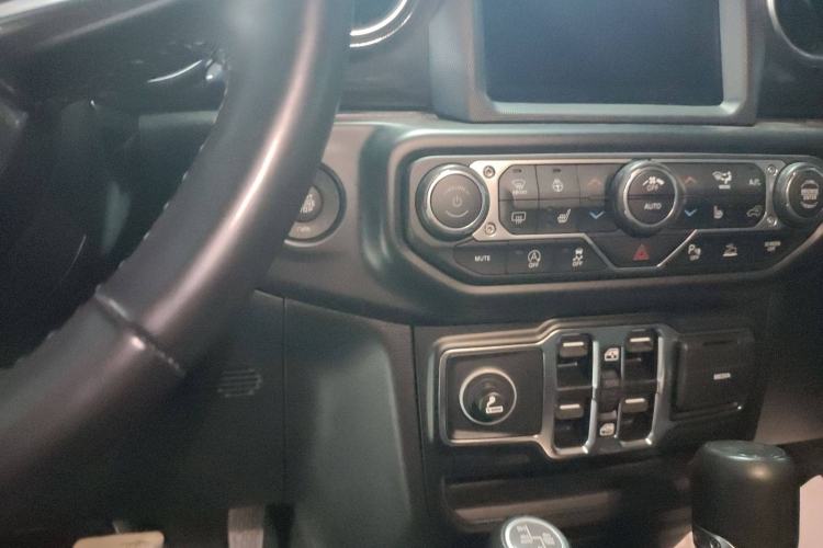 Used Jeep Wrangler 2022 2.0T High Altitude Four-Door Edition Audio And AC Panel
