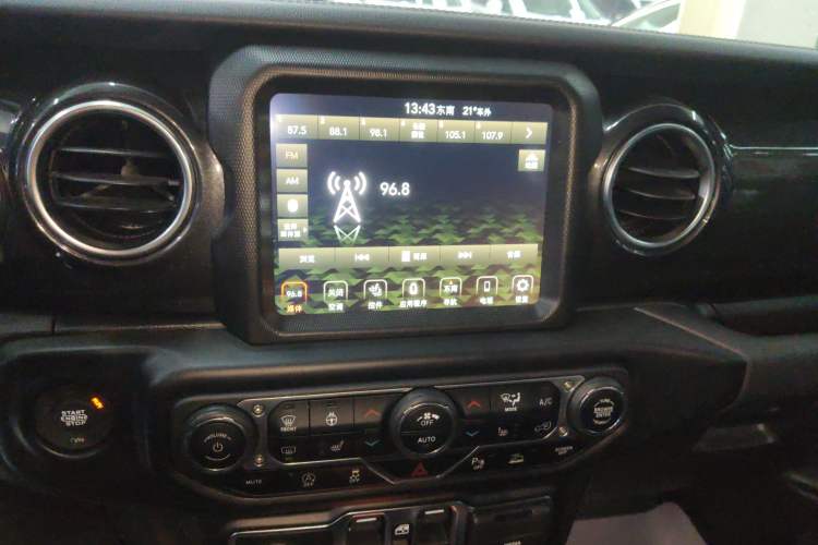 Used Jeep Wrangler 2022 2.0T High Altitude Four-Door Edition Audio And AC Panel