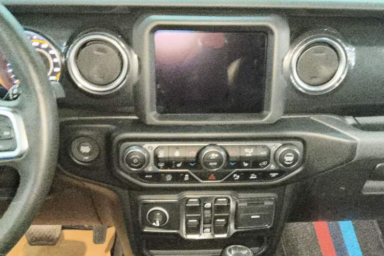 Used Jeep Wrangler 2022 2.0T High Altitude Four-Door Edition Audio And AC Panel