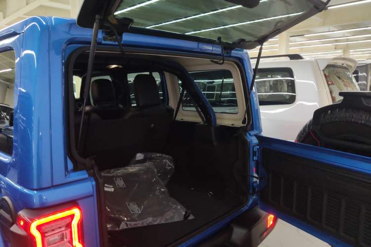 Used Jeep Wrangler 2022 2.0T High Altitude Four-Door Edition Trunk