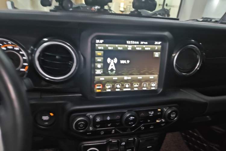 Used Jeep Wrangler 2022 2.0T High Altitude Four-Door Edition Audio And AC Panel