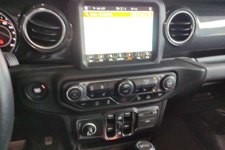 Used Jeep Wrangler 2022 2.0T High Altitude Four-Door Edition Audio And AC Panel