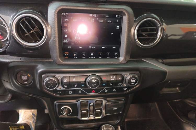 Used Jeep Wrangler 2022 2.0T High Altitude Four-Door Edition Audio And AC Panel