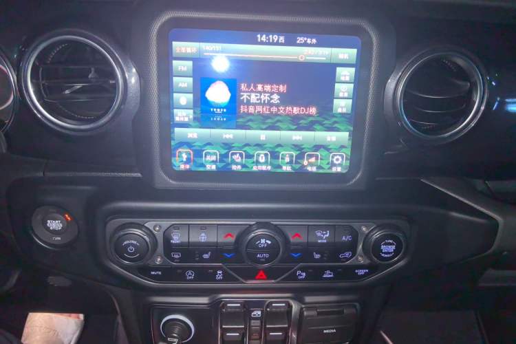 Used Jeep Wrangler 2022 2.0T High Altitude Four-Door Edition Audio And AC Panel