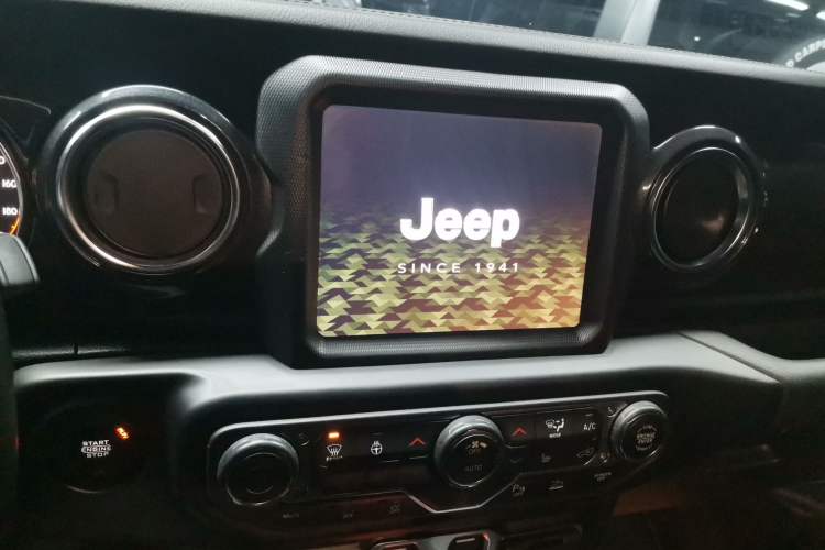 Used Jeep Wrangler 2022 2.0T High Altitude Four-Door Edition Audio And AC Panel