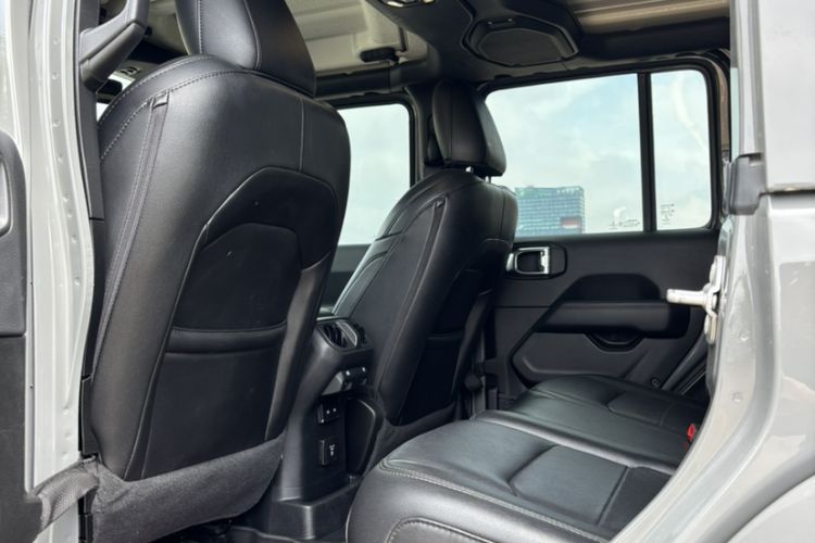 Used Jeep Wrangler 2022 2.0T High Altitude Four-Door Edition Interior 3