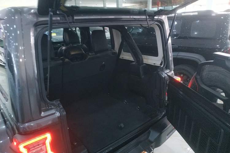 Used Jeep Wrangler 2022 2.0T High Altitude Four-Door Edition Trunk