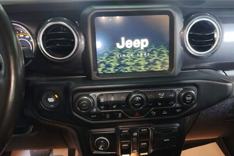 Used Jeep Wrangler 2022 2.0T Highland Jungle Green Limited Edition Audio And AC Panel