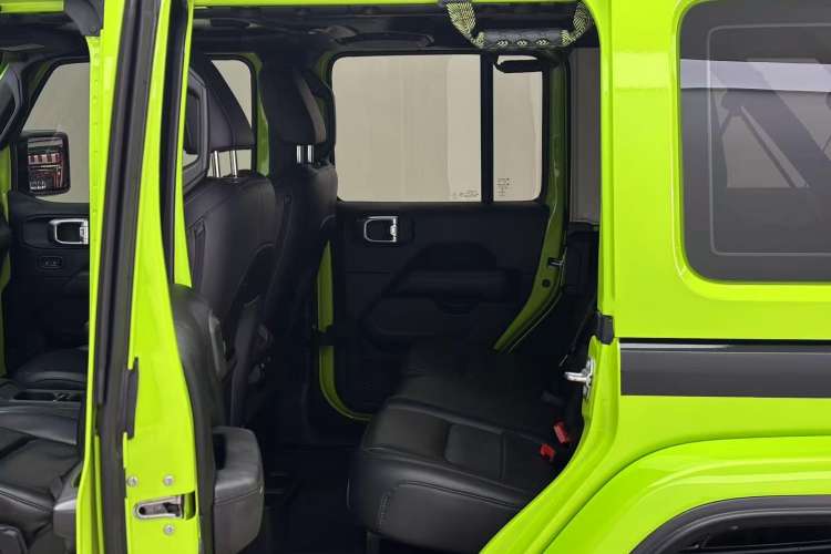 Used Jeep Wrangler 2022 2.0T High-Altitude Alaska Aurora Green Special Edition Left Front Seat