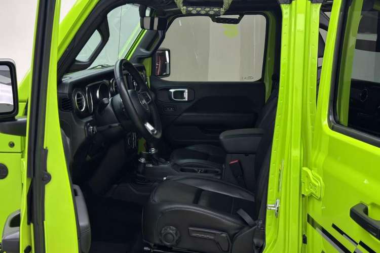 Used Jeep Wrangler 2022 2.0T High-Altitude Alaska Aurora Green Special Edition Right Front Seat