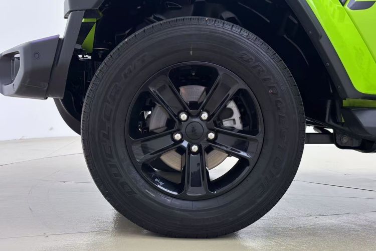 Used Jeep Wrangler 2022 2.0T High-Altitude Alaska Aurora Green Special Edition Right Rear Wheel Hub