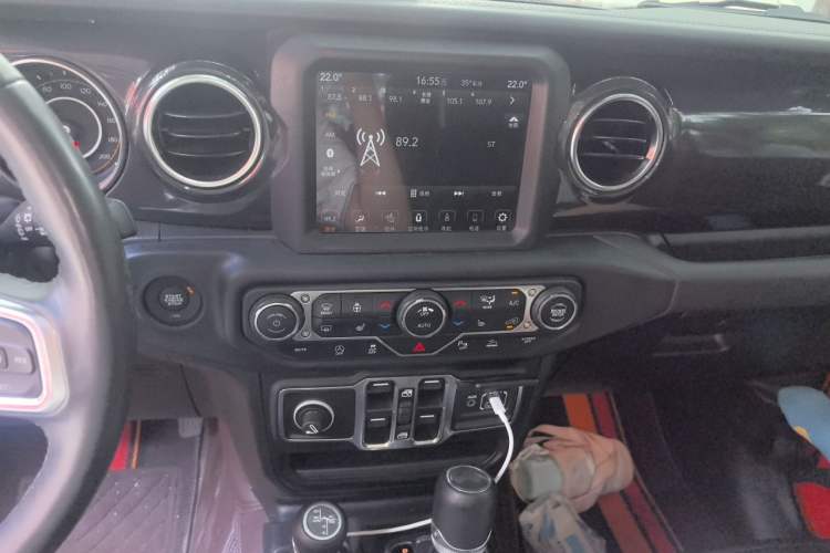 Used Jeep Wrangler 2022 2.0T High Altitude Four-Door Edition Audio And AC Panel