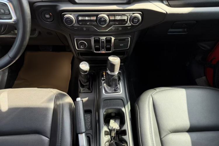 Used Jeep Wrangler 2022 2.0T High Altitude Four-Door Edition Interior 5