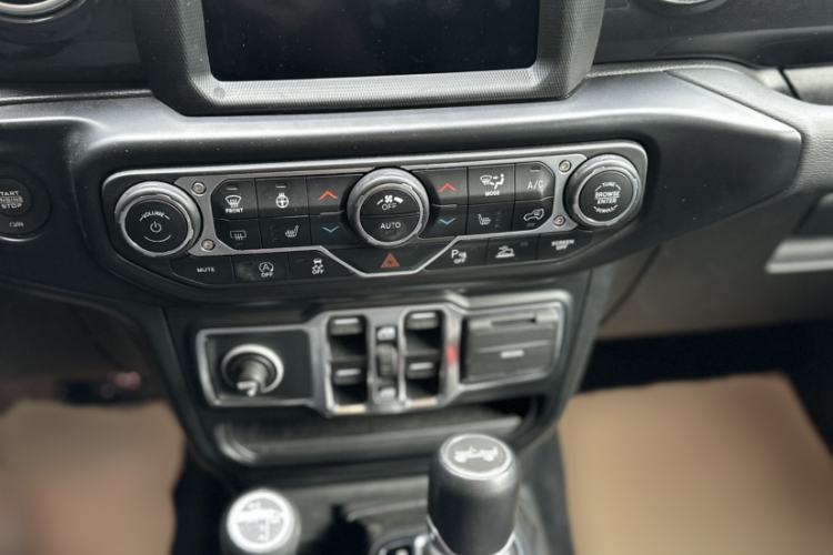 Used Jeep Wrangler 2022 2.0T High Altitude Four-Door Edition Interior 6