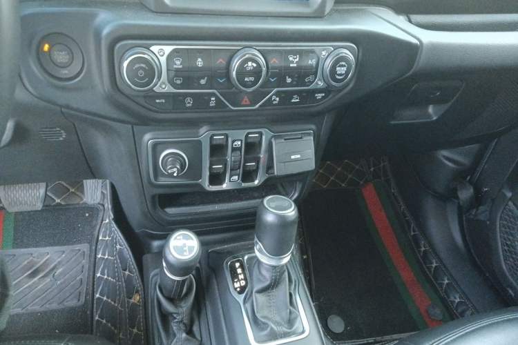 Used Jeep Wrangler 2022 2.0T High Altitude Four-Door Edition Audio And AC Panel