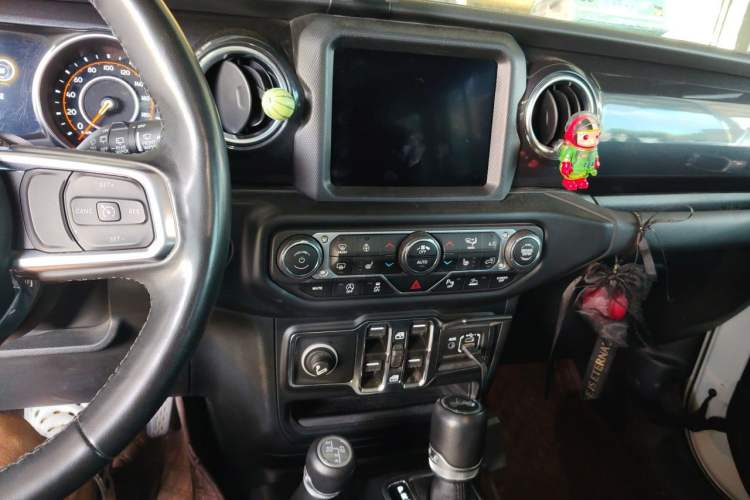Used Jeep Wrangler 2022 2.0T High Altitude Four-Door Edition Audio And AC Panel
