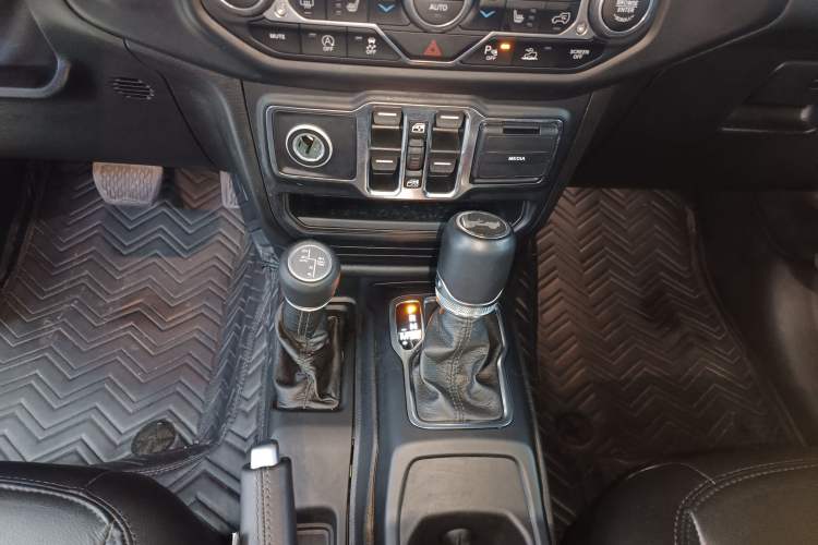 Used Jeep Wrangler 2022 2.0T High Altitude Four-Door Edition Gear Lever