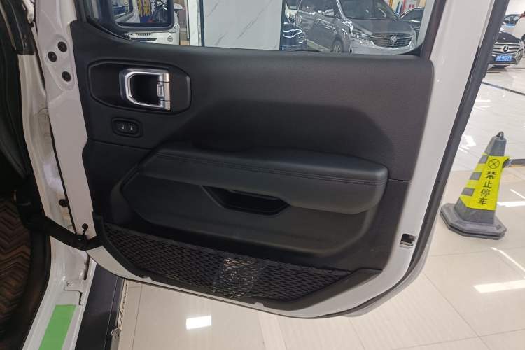Used Jeep Wrangler 2022 2.0T High Altitude Four-Door Edition Interior 5
