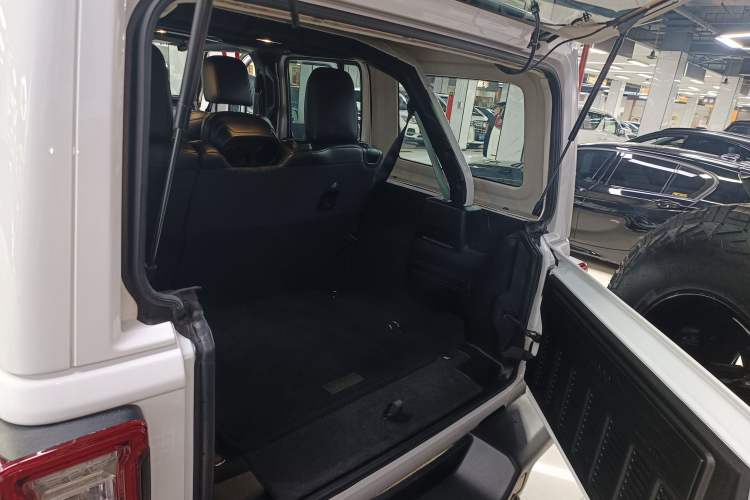 Used Jeep Wrangler 2022 2.0T High Altitude Four-Door Edition Trunk